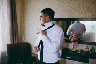 Damat Düğün gününde portresi yürümek