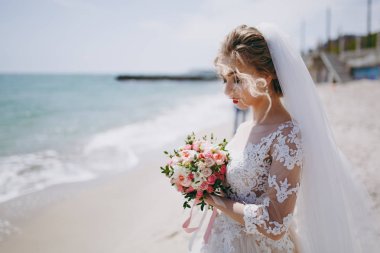 Düğün gününde güzel bir gelin portresi