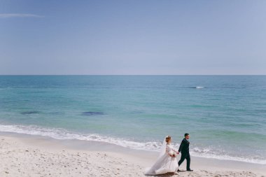 Güzel gelin ve damat çift düğünde yürüyüş