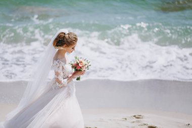 Düğün gününde güzel bir gelin portresi