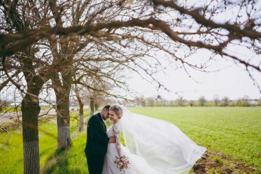 Güzel gelin ve damat çift düğünde yürüyüş