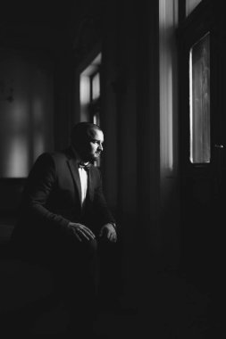 Bir takım elbise ve papyon bir yürüyüş için damat