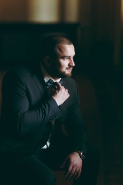 Bir takım elbise ve papyon bir yürüyüş için damat