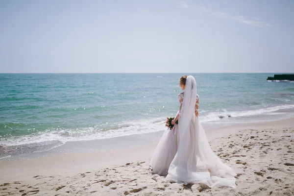 Retrato de una hermosa novia en el día de la boda —  Fotos de Stock