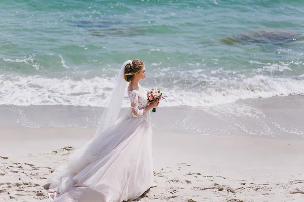 Portrait d'une belle mariée le jour du mariage — Photo