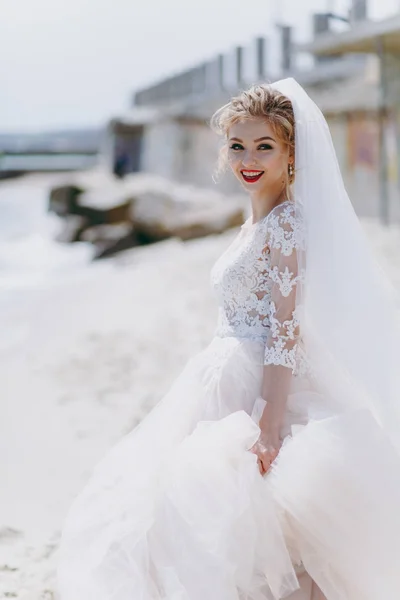 Portrait d'une belle mariée le jour du mariage — Photo