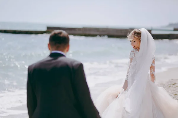 結婚式で歩く美しい新郎新婦カップル — ストック写真