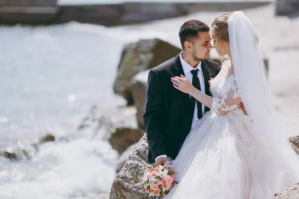 Hermosa novia y novio pareja caminando en la boda —  Fotos de Stock