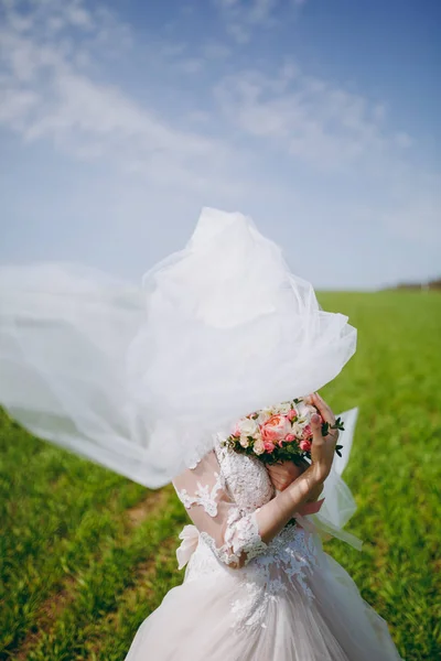 Portrait d'une belle mariée le jour du mariage — Photo