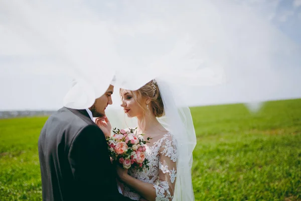 Beautiful bride and groom couple walking at the wedding — Stock Photo, Image