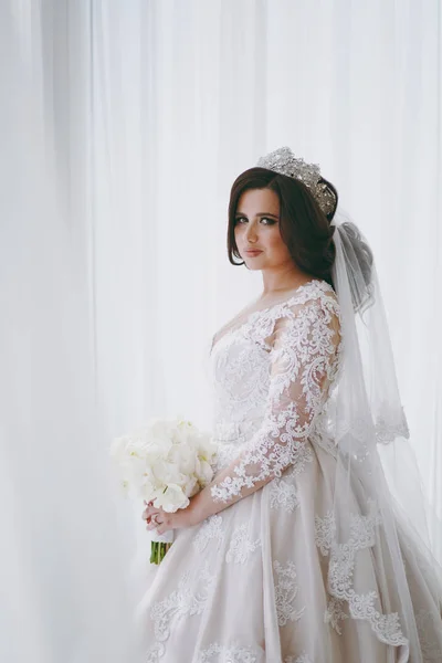 Όμορφη νύφη στο γάμο φόρεμα σε διαμέρισμα — Φωτογραφία Αρχείου