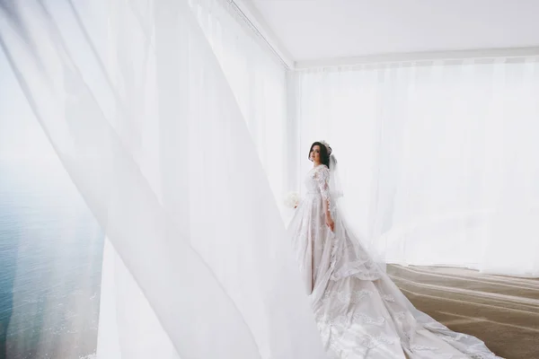 Bella sposa in abito da sposa in appartamento — Foto Stock