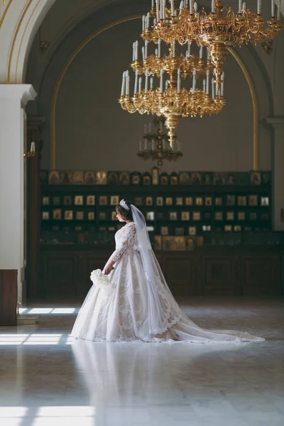 Bella sposa in abito da sposa in appartamento — Foto Stock