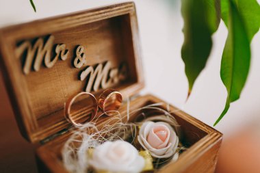 Gelin ve damat, iki güzel alyans