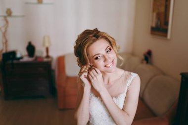 Gelin esmer küpe üzerinde sabah odaya koyar