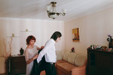 Bir düğün töreni için sabahları yakışıklı Damat Giydir