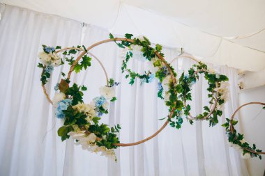 Bir restoranda detayların çiçek dekorasyon düğün