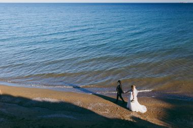 Damat ve gelin açık havada denizde bir yolda