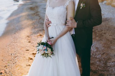 Damat ve gelin açık havada denizde bir yolda