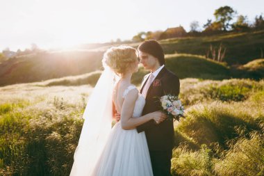 Evlilik çift doğada bir yolda