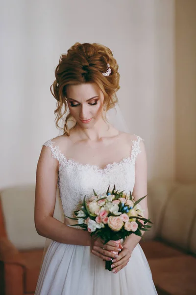 Gyönyörű menyasszony, esküvői ruha, lakás — Stock Fotó