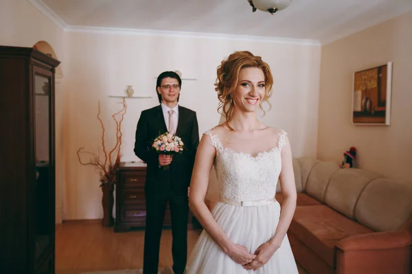 Első ülésén a menyasszony és a vőlegény az esküvő előtt menyasszonyi apartmanok — Stock Fotó