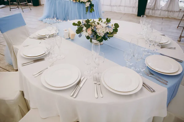 Decoração de casamento para uma mesa em um restaurante — Fotografia de Stock