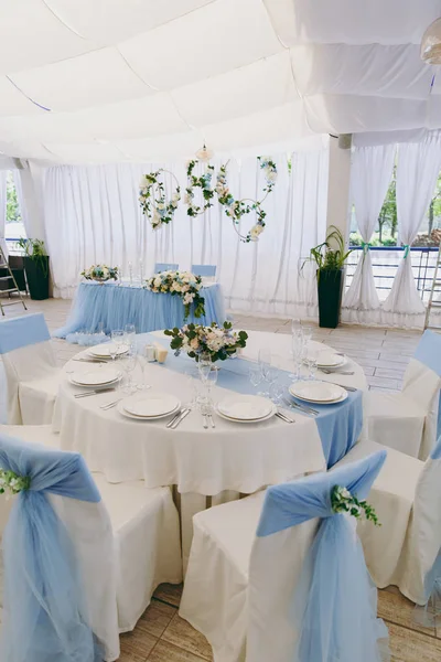 Decoração de casamento para uma mesa em um restaurante — Fotografia de Stock