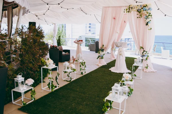 Decoração do arco de casamento para a cerimônia — Fotografia de Stock