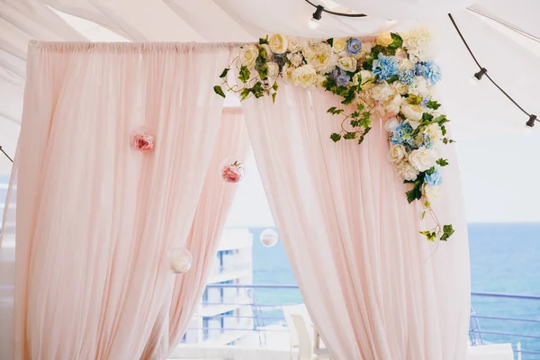 Decoration of the wedding arch for the ceremony — Stock Photo, Image