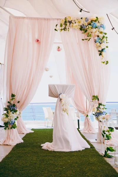 Decoratie van de huwelijksboog voor de ceremonie — Stockfoto