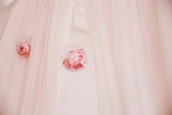 結婚式の花飾りでレストランの詳細 — ストック写真