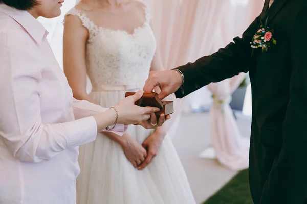 Braut und Bräutigam legen sich Ringe an und zeigen sie bei der Zeremonie — Stockfoto