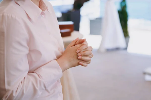 Gefaltete Finger einer Frau bei einer Hochzeit — Stockfoto
