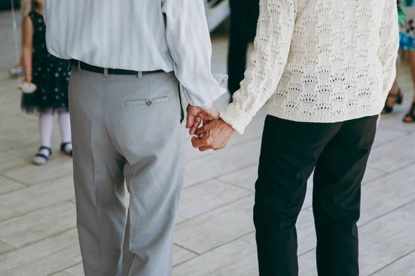 Älteres Paar in legerer Kleidung hält Händchen — Stockfoto