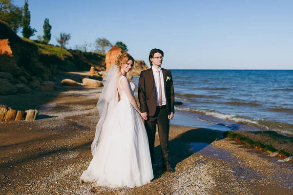 Vőlegény és menyasszony egy séta kint a tengeren — Stock Fotó