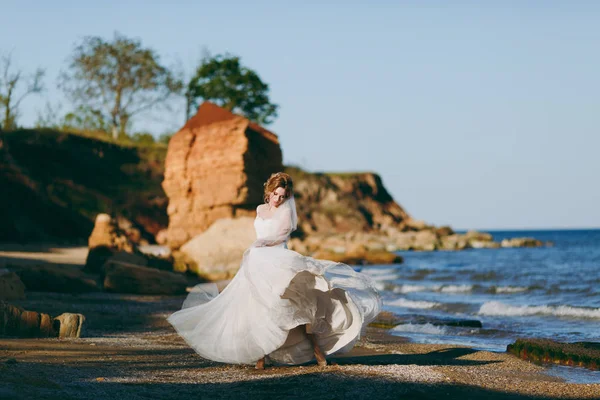 Belle mariée blonde sur une promenade au bord de la mer — Photo