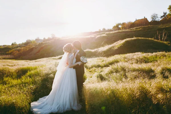 自然の中の散歩に結婚式のカップル — ストック写真