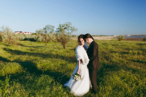 自然の中の散歩に結婚式のカップル — ストック写真