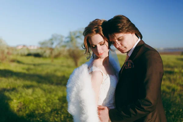 Casamento casal em um passeio na natureza — Fotografia de Stock