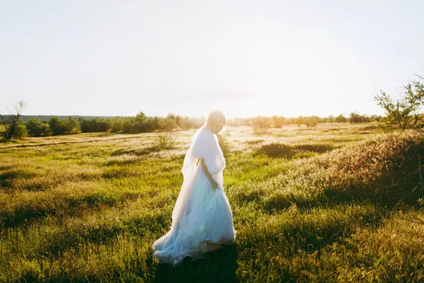 Όμορφη ξανθιά νύφη σε έναν περίπατο στη φύση σε εξωτερικούς χώρους — Φωτογραφία Αρχείου