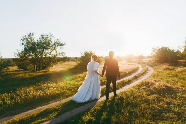 Весільна пара на прогулянці на природі — стокове фото