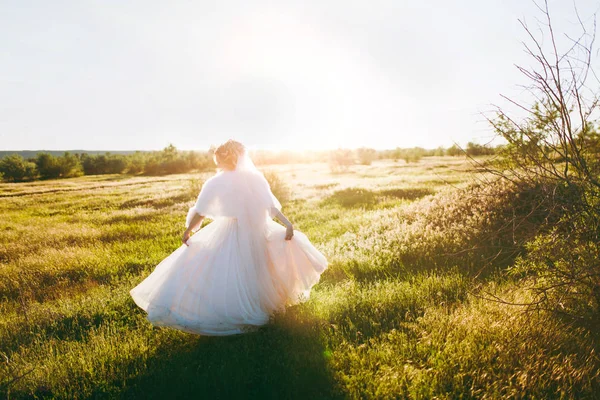 Bela noiva loira em um passeio na natureza ao ar livre — Fotografia de Stock