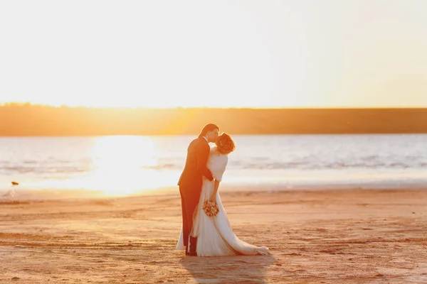 Sposo e sposa in una passeggiata all'aperto al mare — Foto Stock