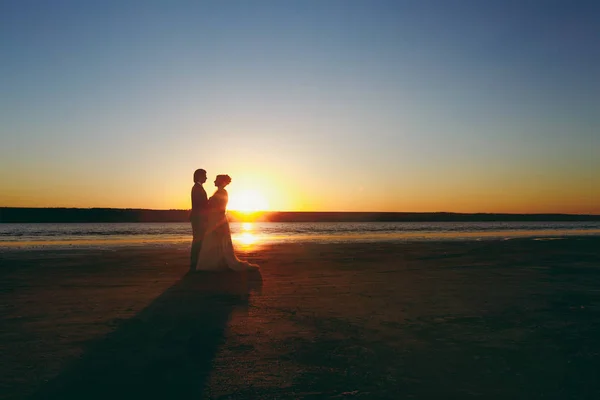 Novio y novia en un paseo al aire libre en el mar —  Fotos de Stock