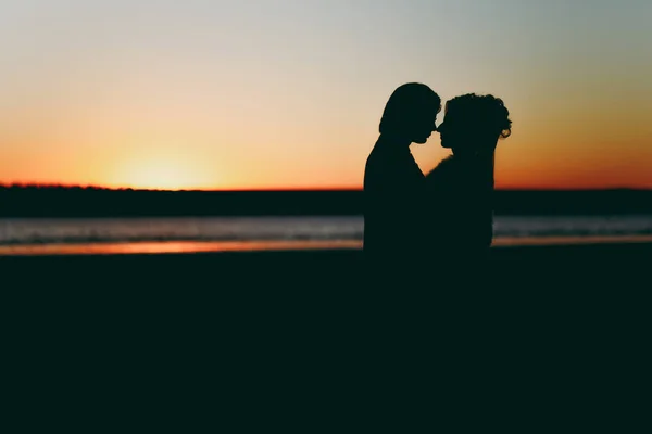 Noiva e noivo em um passeio ao ar livre no mar — Fotografia de Stock