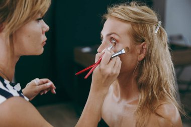 Makyaj ve saç modeli bir kız için