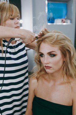 Makyaj ve saç modeli bir kız için