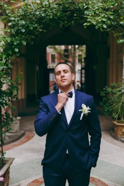 Bir takım elbise ve papyon bir yürüyüş için damat