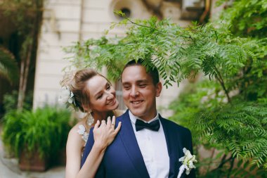 Damat ve gelin yürüyüşe açık havada